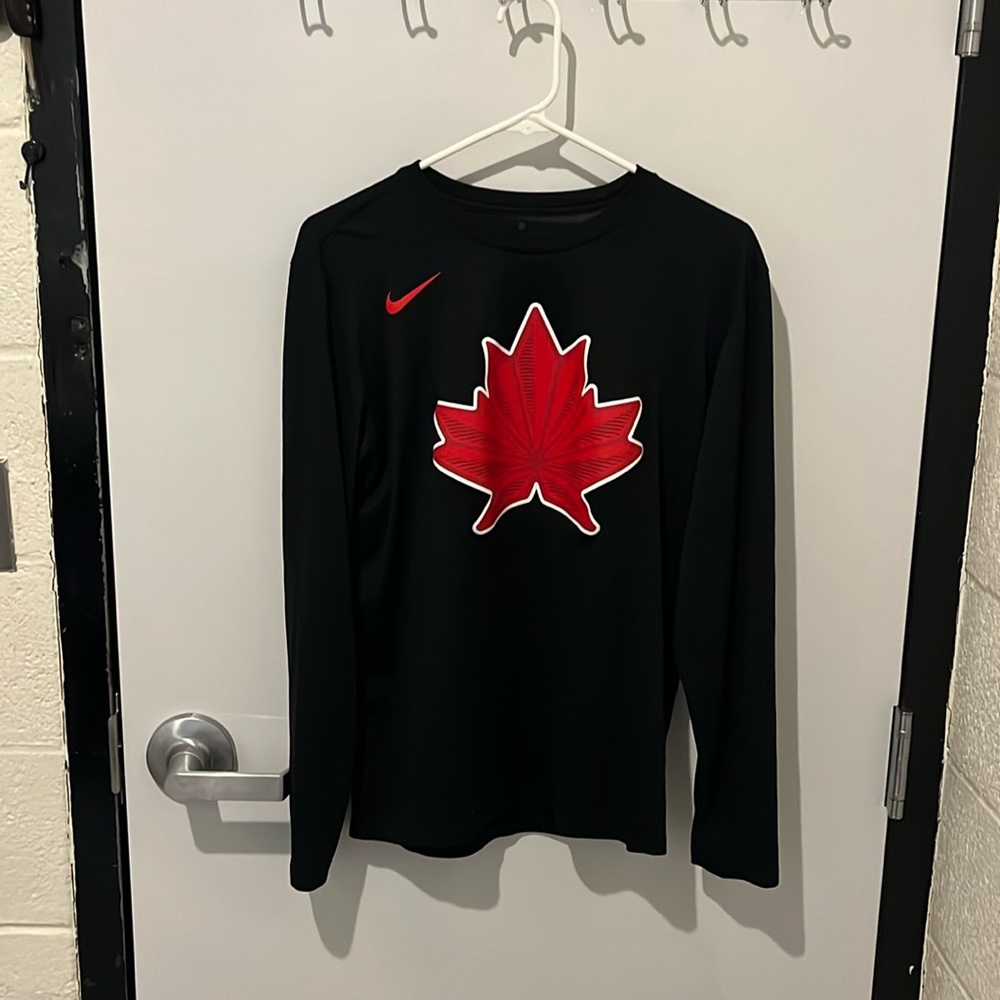 Nike Team Canada long sleeve t shirt.    Mens medium
